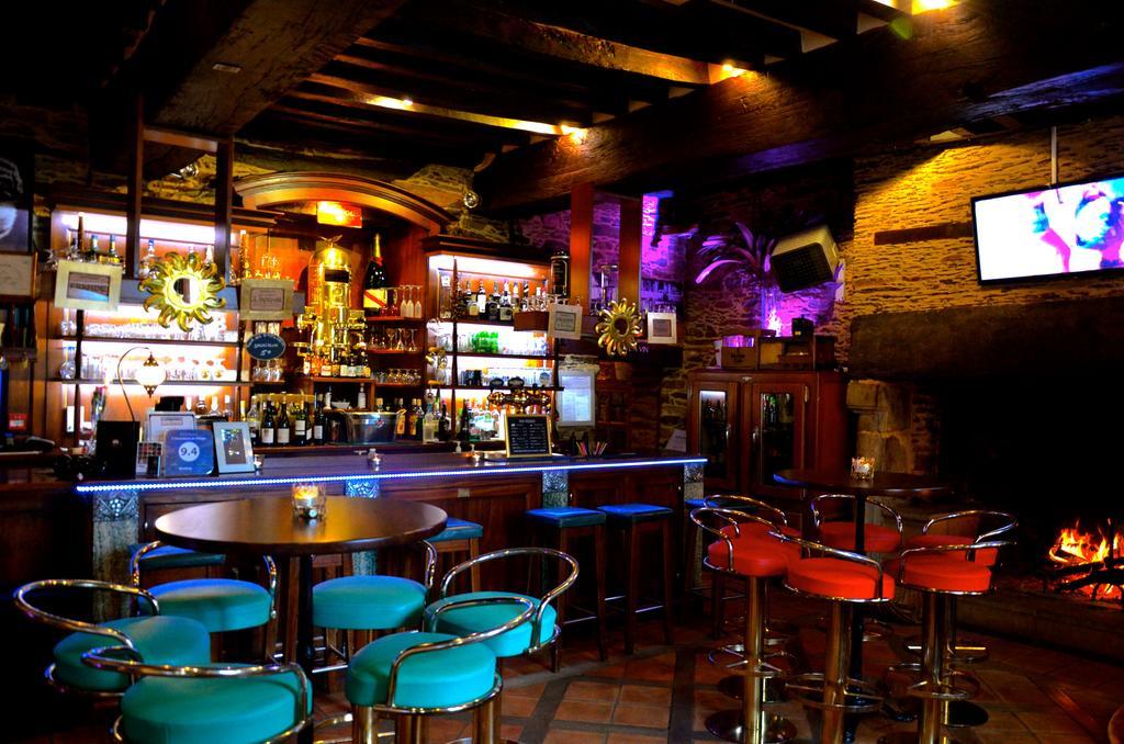Le Cafe Du Village - Bar A Cocktails & A Ambiance Lohéac Εξωτερικό φωτογραφία